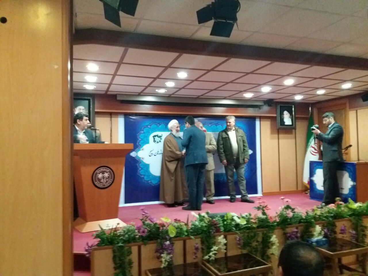عنوان برترین بسیجی نمونه مدیرکانون موفق کشوری به آقای مهندس کمیل مومنی