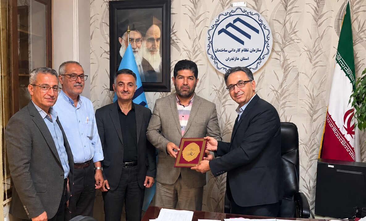 اهدا لوح تقدیر به آقای مهندس اسعدی مسئول دفتر نظام فنی شهرستان گلوگاه