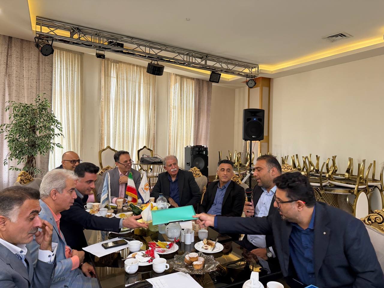 همایش سازمان نظام کاردانی ساختمان استان مازندران و مسئولین دفاتر نظام فنی روستایی با حضور مهندس محرابی، معاون نوسازی و بهسازی ساختمان روستایی بنیاد مسکن انقلاب اسلامی، و جمعی از مدیران بنیاد مسکن شهرستان‌های استان در تالار معنوی آمل